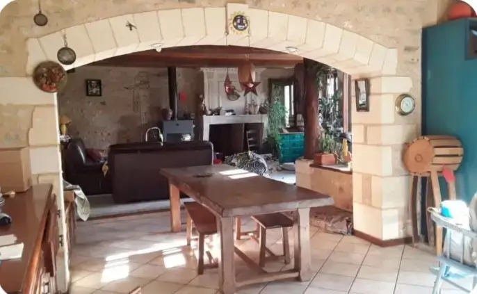 Ouverture intérieur en pierre ancienne