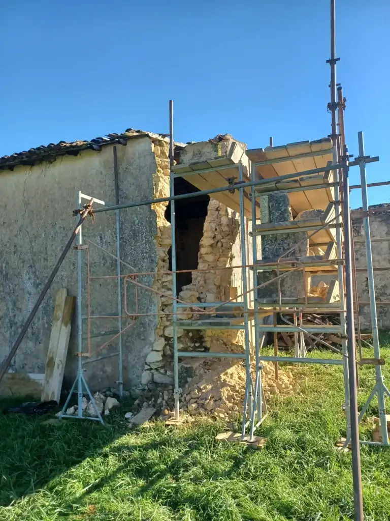 bâti ancien près de Bordeaux démontage d'un angle de mur en moellon