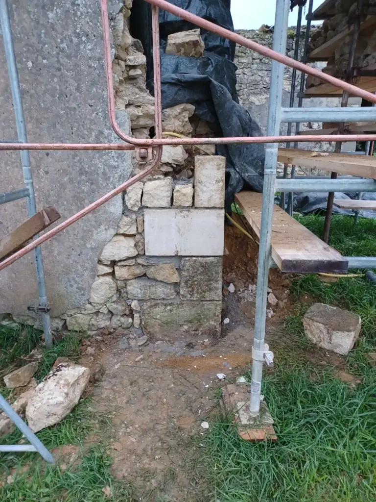 Restauration bâti ancien près de Bordeaux d'un angle de mur en moellon