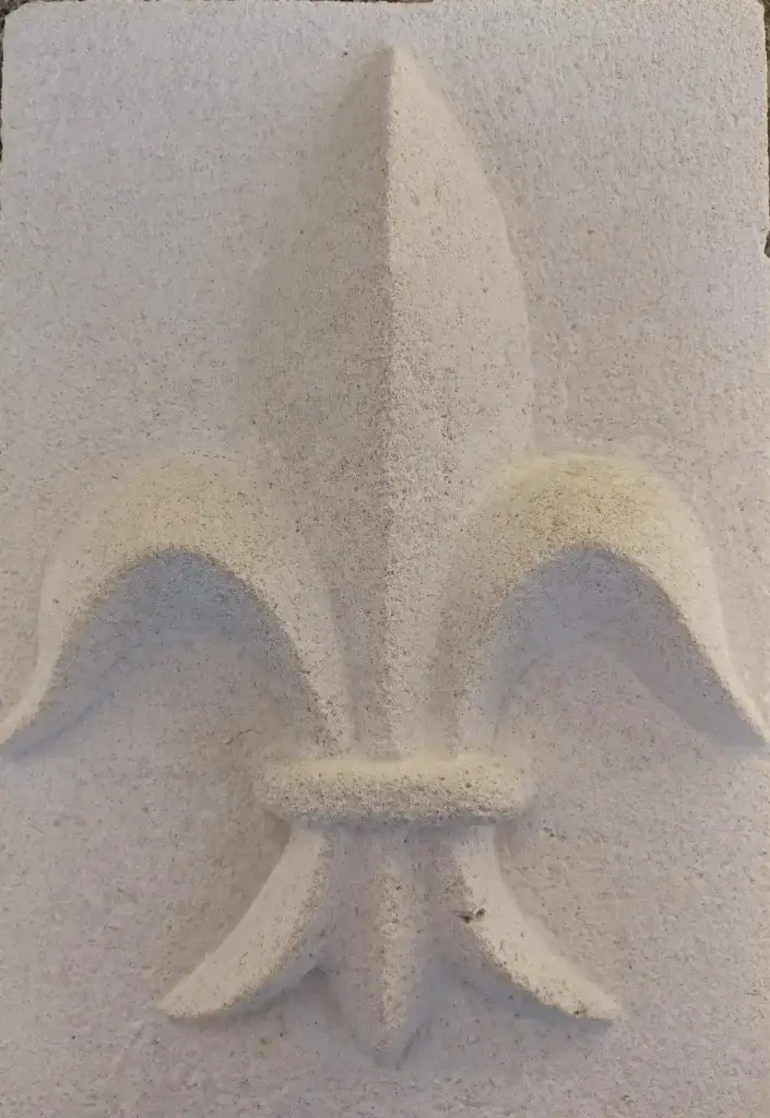 Taille pierre fleur de lys