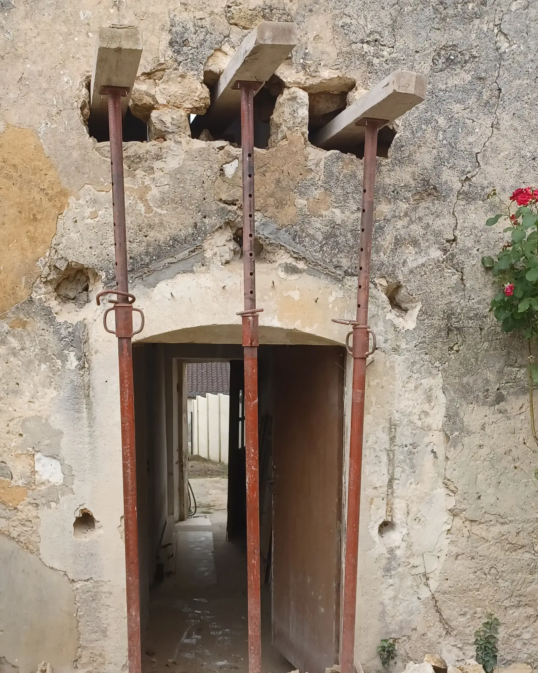 Étayage du linteau afin de pouvoir le relever à l’aide des étais. Percement du mur pour permettre l’étayage de celui-ci.