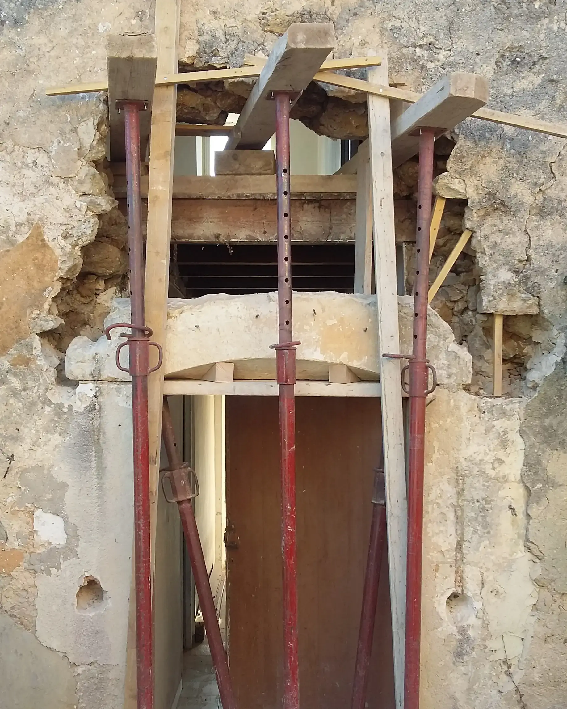 Démolition du mur au-dessus du linteau.