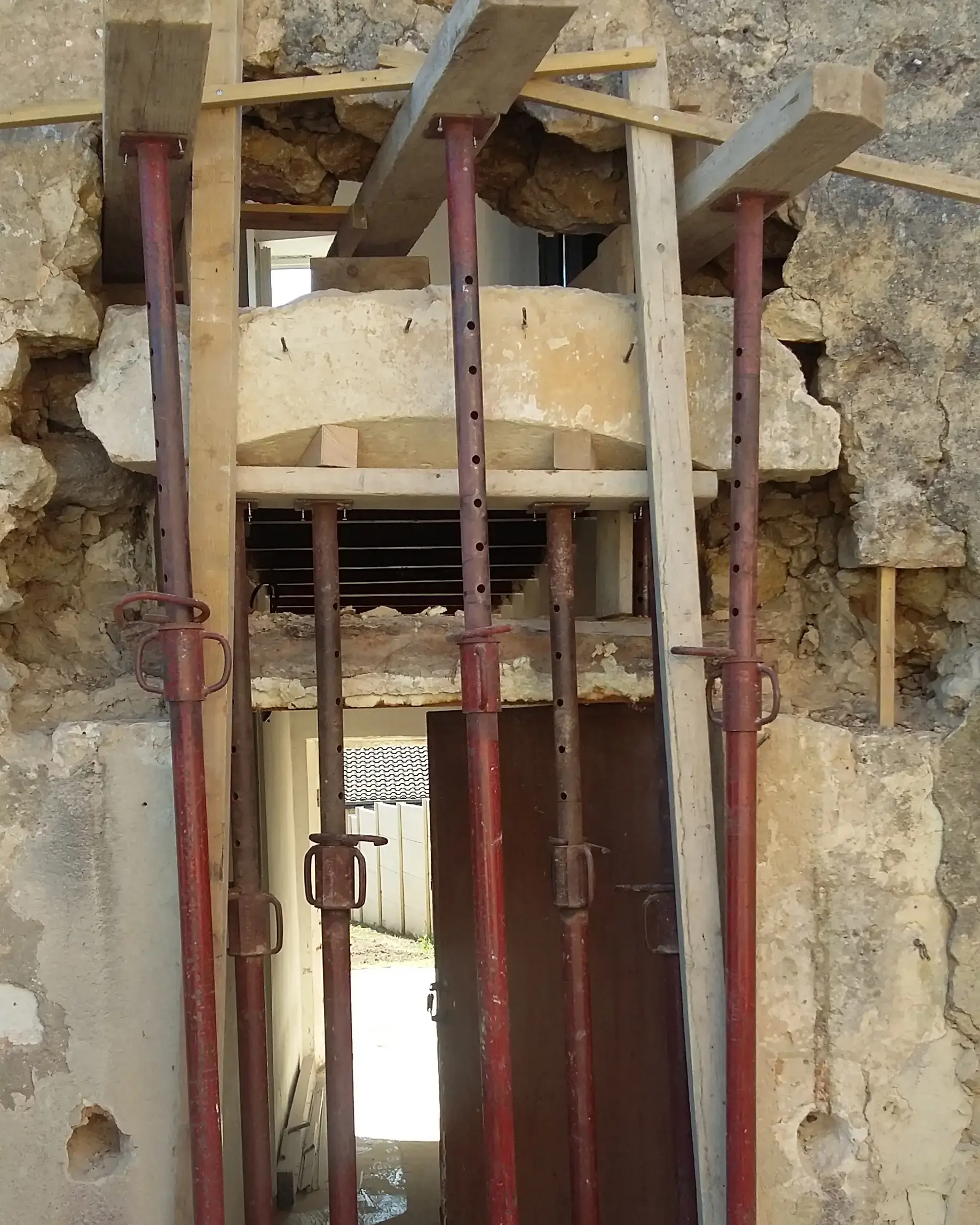 Sur-élèvement du linteau avec les éthais (vue de face).