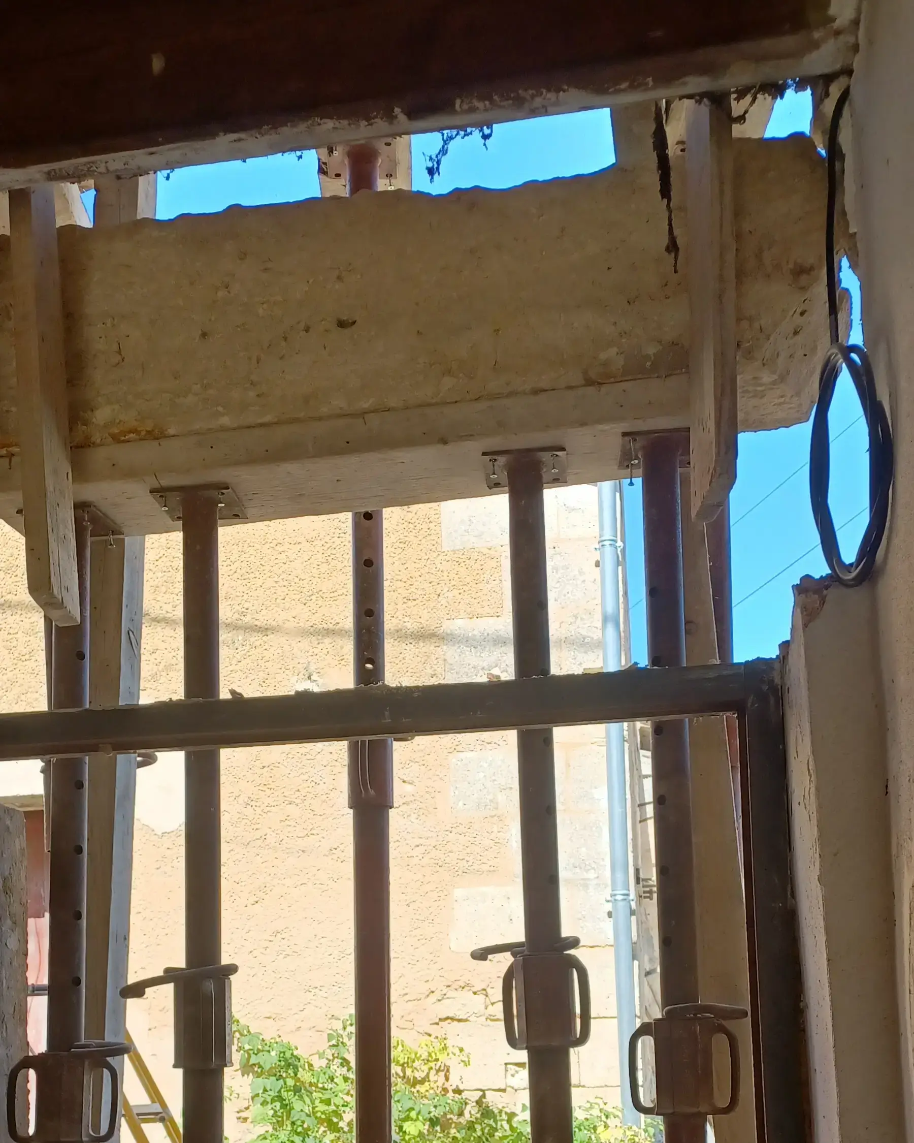 Sur-élèvement du linteau avec les éthais (vue intérieur)