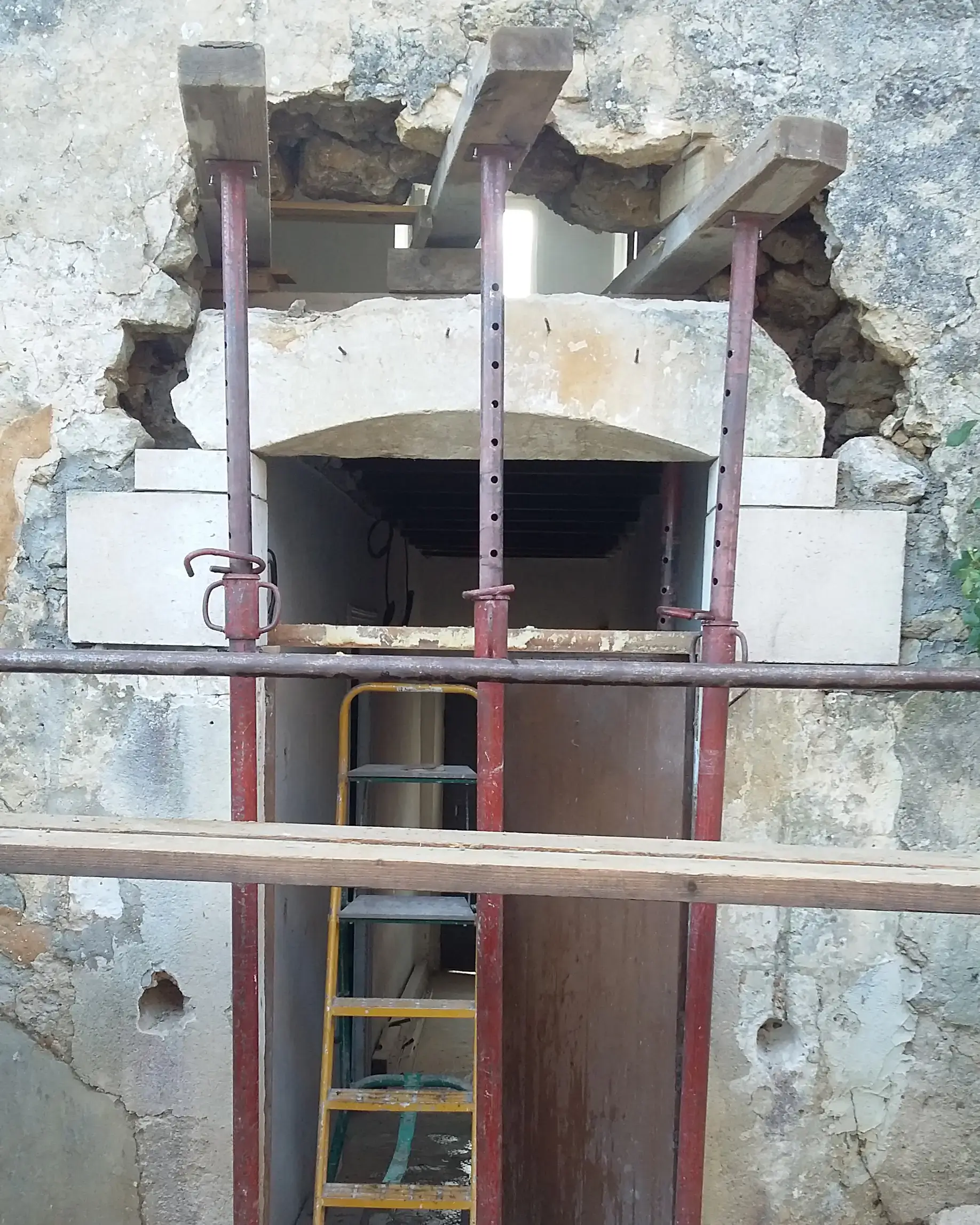 Scellement de pierres de taille sous le linteau.