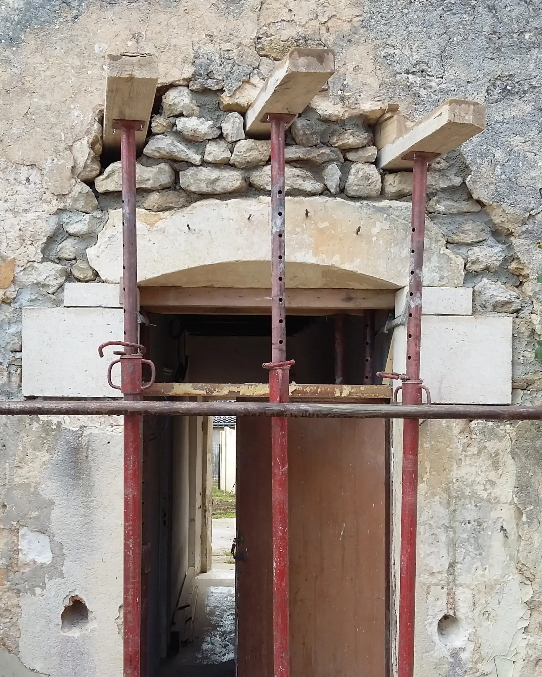 Maçonnerie de moellons au dessus du linteau.